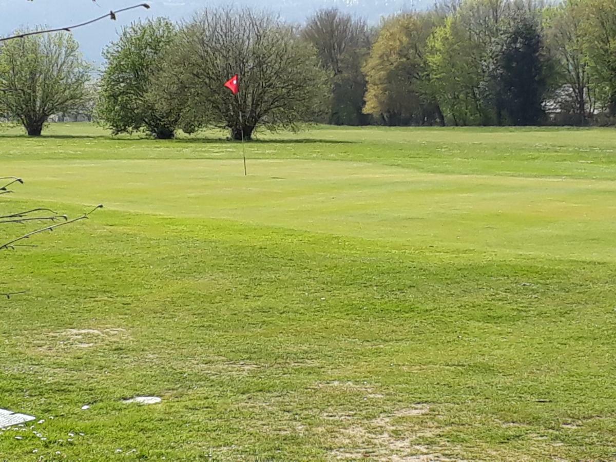 Gite De La Balle De Golf Jumieges Exterior photo