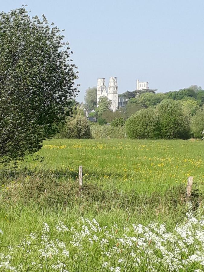 Gite De La Balle De Golf Jumieges Exterior photo